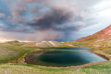 Kırgızistan 'da fırtınada Tulpar Kul Gölü' nün güzel manzarası