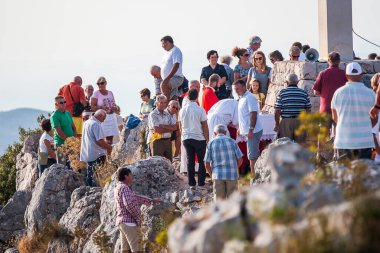 Sveti Nikola 'nın tepesindeki Kutsal Ayin Eylül 2016' da Hvar adasının en tepesinde gerçekleşti..
