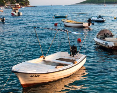 Hırvatistan 'ın Hvar adasındaki Hvar kasabasının güzel manzarası Eylül 2016' da Hvar 'da.