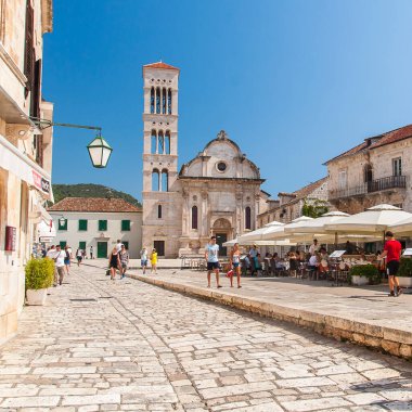 Hırvatistan 'ın Hvar adasındaki Hvar kasabasının güzel manzarası Ağustos 2016' da Hvar 'da.