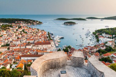 Hırvatistan 'ın Hvar adasındaki Hvar kasabasının güzel manzarası Eylül 2016' da Hvar 'da.