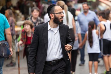 JERUSALEM, ISRAEL - CIRCA MAYIS 2018: Mahaneh Yehuda Pazarı 'ndaki İsrailliler.