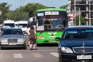 BISHKEK, KYRGYZSTAN - CIRCA HAZİRAN 2017: Kırgızistan Bişkek 'in başkentinin kalabalık sokaklarının görüntüsü Haziran 2017 Bishkek' te.