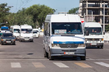BISHKEK, KYRGYZSTAN - CIRCA HAZİRAN 2017: Kırgızistan Bişkek 'in başkentinin kalabalık sokaklarının görüntüsü Haziran 2017 Bishkek' te.