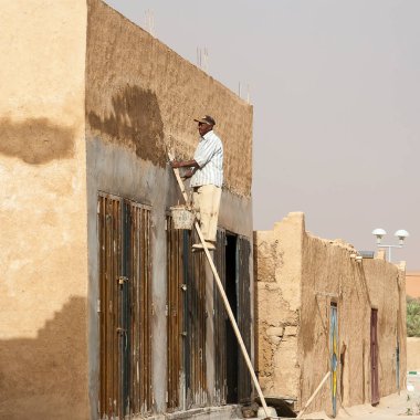 HASSILAED, MOROCCO - CIRCA EPTEMBER 2014: Merzouga yakınlarındaki Hassilabied köyünün manzarası, Erg Chebbi kum tepeleri Eylül 2014 'te Hassilabied' de.