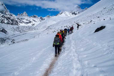 DINGBOCHE, NEPAL - CIRCA ECTOBER 2013: Dingboche ve Dughla arasında Himalayalarda yürüyüş Ekim 2013 'te Dingboche.