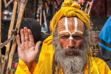 KATHMANDU, NEPAL - CIRCA Kasım 2013 'te Katmandu sokaklarında Sadhu.