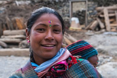 MARPHA, NEPAL - CIRCA NOVEMBER 2013: Marpha dolaylarında Kasım 2013 'te Marpha köyünün sakinleri.