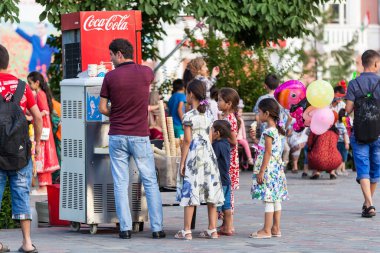 DUSHANBE, TAJIKISTAN - CIRCA HAZİRAN 2017: Dushanbe sakinleri Haziran 2017 civarında Dushanbe 'de şehrin sokaklarında.