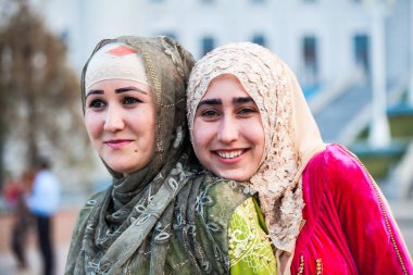 DUSHANBE, TAJIKISTAN - CIRCA HAZİRAN 2017: Dushanbe sakinleri Haziran 2017 civarında Dushanbe 'de şehrin sokaklarında.