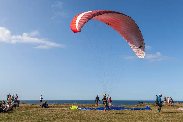 Una Vista Parapente Practicando Deporte Extremo Trzesacz Polonia Alrededor Agosto — Foto de Stock