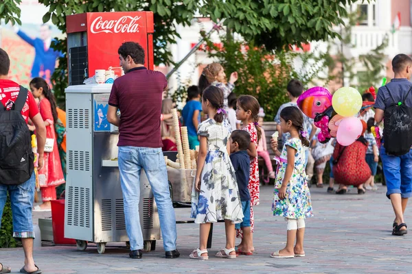 DUSHANBE, TAJIKISTAN - CIRCA HAZİRAN 2017: Dushanbe sakinleri Haziran 2017 civarında Dushanbe 'de şehrin sokaklarında.