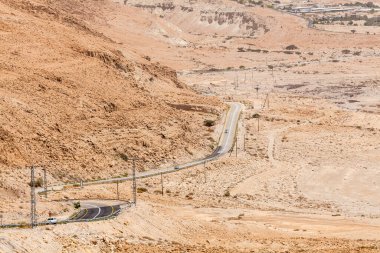 NAGEV, ISRAEL - CIRCA MAYIS 2018: Nagev Çölü boyunca yol manzarası Mayıs 2018.