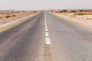 İsrail 'deki Negev Çölü' nden geçen yol manzarası.