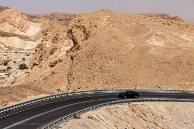 NAGEV, ISRAEL - CIRCA MAYIS 2018: Nagev Çölü boyunca yol manzarası Mayıs 2018.