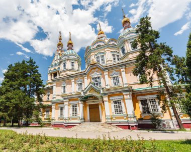 ALMATY, KAZAKHSTAN - CIRCA JUNE 2017: Zenkov Katedrali olarak da bilinen Yükseliş Katedrali, Almaty 'deki Panfilov Parkı' nda Haziran 2017 civarında yer alan bir Rus Ortodoks katedrali..