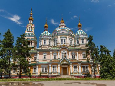 ALMATY, KAZAKHSTAN - CIRCA JUNE 2017: Zenkov Katedrali olarak da bilinen Yükseliş Katedrali, Almaty 'deki Panfilov Parkı' nda Haziran 2017 civarında yer alan bir Rus Ortodoks katedrali..