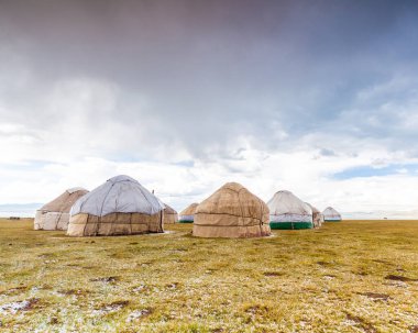 Song Kul - Kırgızistan 'ın Tian Shan Dağları' ndaki yüksek alp gölü