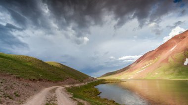Kırgızistan 'da fırtınada Tulpar Kul Gölü' nün güzel manzarası