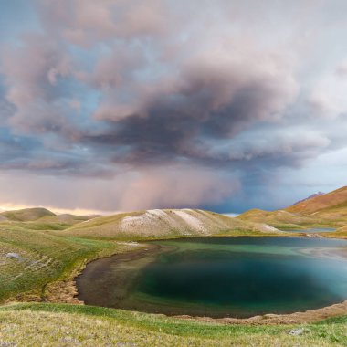 Kırgızistan 'da fırtınada Tulpar Kul Gölü' nün güzel manzarası