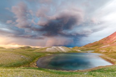 Kırgızistan 'da fırtınada Tulpar Kul Gölü' nün güzel manzarası