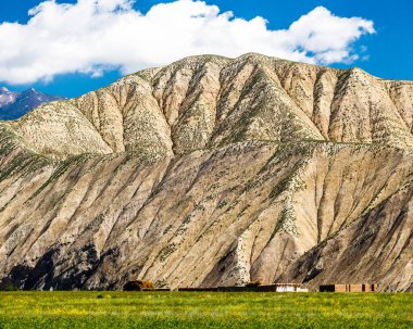 Kırgızistan 'da Kazarman yakınlarında güzel dağlar