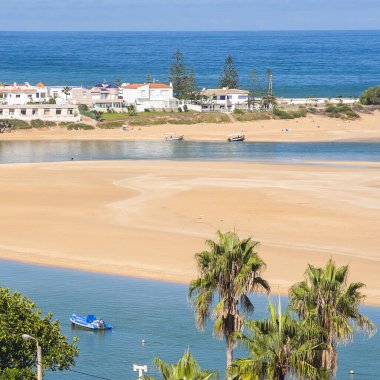 OUALIDIA, MOROCCO - CIRCA EPTEMBER 2014: Oualidia 'nın Eylül 2014' te Oualidia 'da görülmesi.
