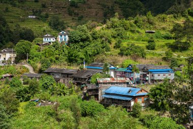 KHARIKHOLA, NEPAL - CIRCA ECTOBER 2013: Himalaya zirveleri arasında kaybolan Nepal köyü Ekim 2013 'te Kharikhola' da.