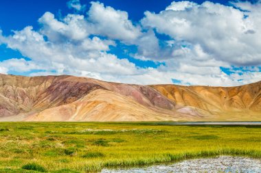 Tacikistan 'da Pamir' de Bulunkul Gölü 'nün güzel manzarası