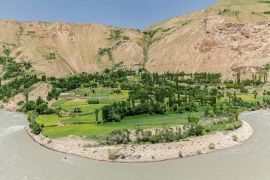 Wachan Koridoru boyunca Pamir, Afganistan ve Panj Nehri 'nin güzel manzarası