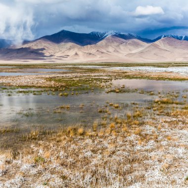 Tacikistan, Pamir 'deki Karakul gölünün güzel manzarası