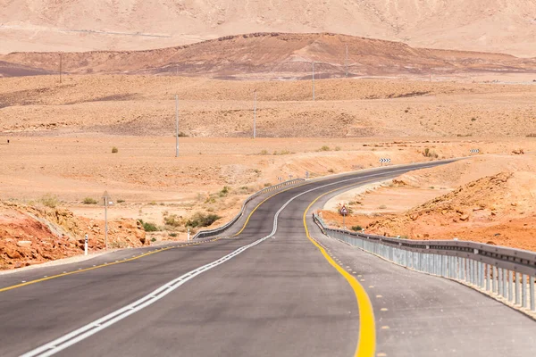 イスラエルのネゲヴ砂漠を通る道路の眺め — ストック写真