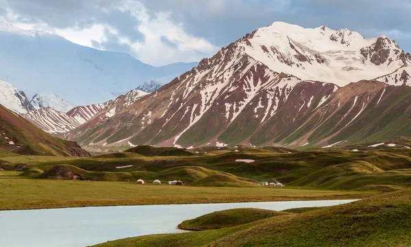 폭풍중에 키르기스스탄에 호수의 아름다운 — 스톡 사진
