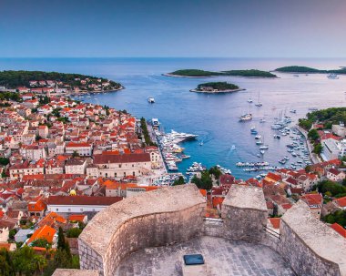 Hırvatistan 'ın Hvar adasındaki Hvar kasabasının güzel manzarası Eylül 2016' da Hvar 'da.