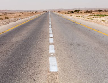 İsrail 'deki Negev Çölü' nden geçen yol manzarası.