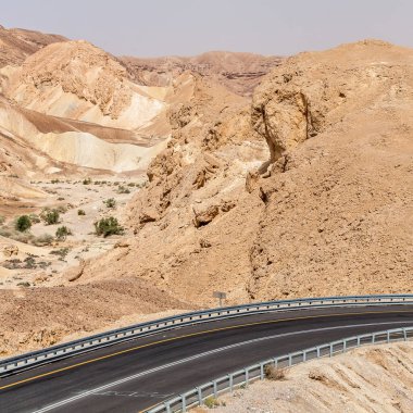 İsrail 'deki Negev Çölü' nden geçen yol manzarası.