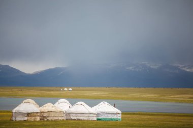 Song Kul - Kırgızistan 'ın Tian Shan Dağları' ndaki yüksek alp gölü