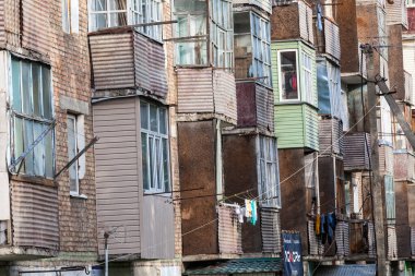 KARAKOL, KYRGYZSTAN - CIRCA HAZİRAN 2017: Karakol önceden Kırgızistan 'ın Kırgızistan' daki Issyk-Kul Gölü 'nün doğu ucu yakınlarındaki dördüncü büyük şehir.