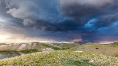 Kırgızistan 'da fırtınada Tulpar Kul Gölü' nün güzel manzarası