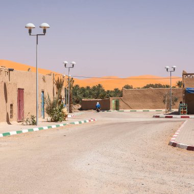 HASSILAED, MOROCCO - CIRCA EPTEMBER 2014: Merzouga yakınlarındaki Hassilabied köyünün manzarası, Erg Chebbi kum tepeleri Eylül 2014 'te Hassilabied' de.