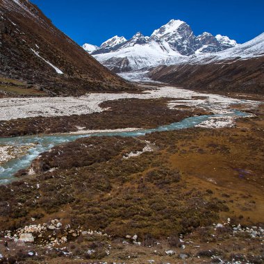PHERICHE, NEPAL - CIRCA ECTOBER 2013: Pheriche 'de Ekim 2013 dolaylarında Himalayalar' ın (Awi Peak) manzarası.