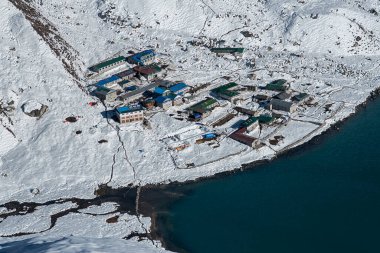 GOKYO, NEPAL - CIRCA ECTOBER 2013: Gokyo köyünün manzarası Ekim 2013 dolaylarında Gokyo 'da.