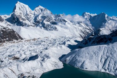 GOKYO, NEPAL - CIRCA ECTOBER 2013: Gokyo Ri 'nin Ekim 2013' teki Himalayaların güzel manzarası.
