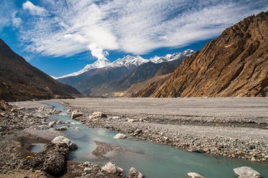 JOMSOM, NEPAL - CIRCA NOVEMBER 2013: Kasım 2013 'te Jomsom' da Gandaki nehrinden Dhaulagiri manzarası.