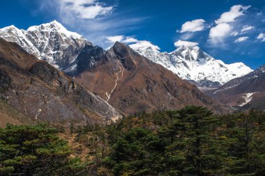 NAMCHE BAZAR, NEPAL - CIRCA ECTOBER 2013: Namche Bazaar yakınlarından Himalayaların (Everest, Lhotse, Ama Dablam) görüntüsü.