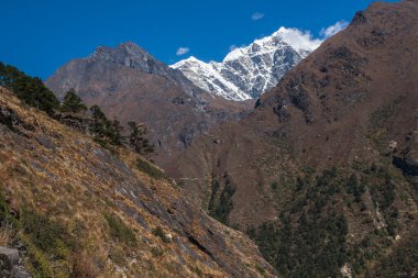 MONG LA, NEPAL - CIRCA ECTOBER 2013: Mong La 'da Ekim 2013' te Phortse Thang 'e giden Himalayaların manzarası.