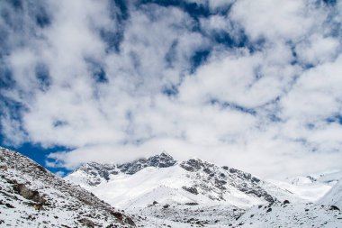 SOMARE, NEPAL - CIRCA ECTOBER 2013: Somare 'den Dingboche' a Himalayaların manzarası Ekim 2013 'te Somare' de.