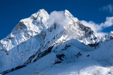 PANGBOCHE, NEPAL - CIRCA ECTOBER 2013: Pangboche 'da Ekim 2013' te Ama Dablam 'ın manzarası.