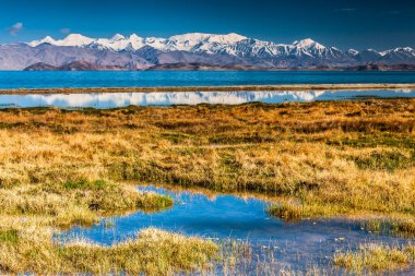Tacikistan, Pamir 'deki Karakul gölünün güzel manzarası