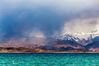 Tacikistan, Pamir 'deki Karakul gölünün güzel manzarası